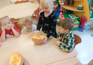 Dzieci poznają dynie od środka