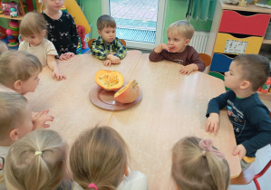 Dzieci poznają dynie od środka