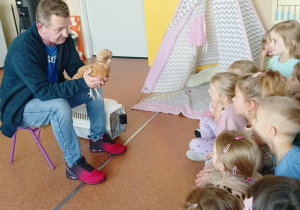 Pan Kuba opowiada o zwierzętach w schronisku