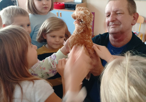 Dzieci oglądają kurkę " Piorunek"