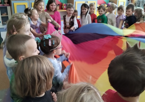 Zabawy z chustą Klanza