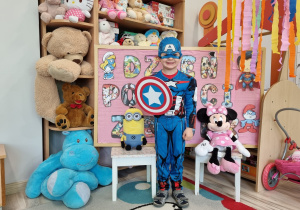 Dziecko w przebraniu na tle dekoracji