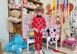 Dziecko w przebraniu na tle dekoracji