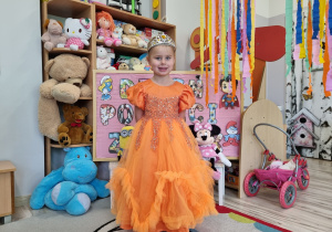 Dziecko w przebraniu na tle dekoracji