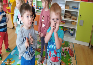 Dzieci prezentują znalezione kamienie podczas zabawy