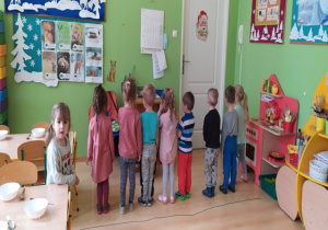 Dzieci stoją w jednym szeregu tyłem, ustawieni do zabawy Pilolo