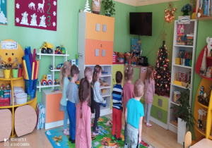 Dzieci uczestniczą w zabawie " Raz, dwa trzy-Babajaga Patrzy"