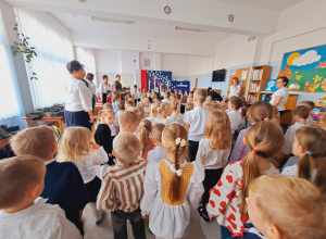 „Szkoła do hymnu” 2025 przedszkolaki i nauczyciele zaśpiewali „Mazurka Dąbrowskiego”