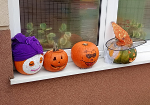 Kreatywne dynie służą za ozdobę parapetu przed budynkiem przedszkola.