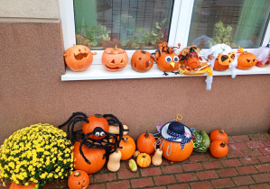 Galeria wykonanych dyń zdobi wejście do przedszkola.