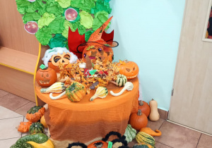 Dekoracja holu z wykonanych dyń i ozdób jesiennych.