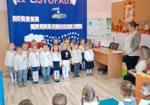 Występ artystyczny dzieci ze starszej grupy wiekowej dla dzieci z grupy młodszej.