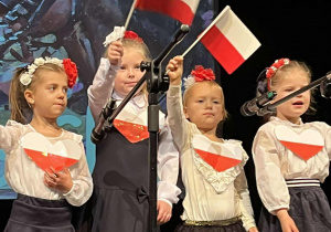Liliana, Karina, Liliana i Ula śpiewają piosenkę patriotyczną na scenie KDK.
