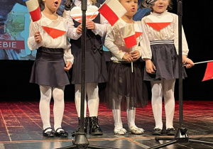 Liliana, Karina, Liliana i Ula śpiewają piosenkę patriotyczną na scenie KDK.