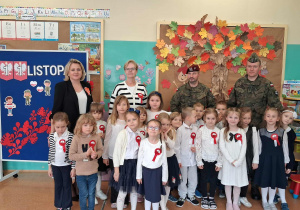 Pamiątkowe zdjęcie dzieci z panią wicedyrektor, nauczycielami i żołnierzami