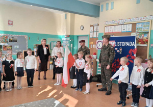 Dzieci śpiewają hymn