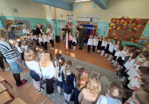 Dzieci śpiewają hymn