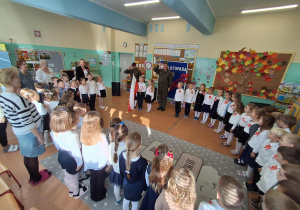 Dzieci śpiewają hymn