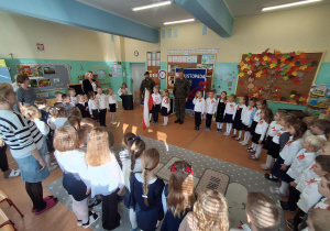 Dzieci śpiewają hymn