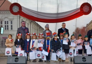 Nagrodzone dzieci na scenie miejskiej we wspólnej fotografii z Prezydentem Miasta Kutno