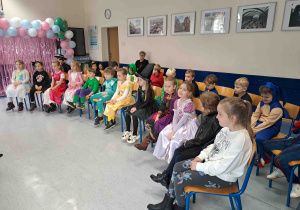 Dzieci słuchają bajek czytanych przez licealistów