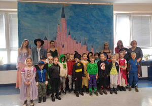 Pamiątkowa fotografia na tle bajkowej dekoracji