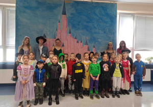 Pamiątkowa fotografia na tle bajkowej dekoracji