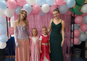 Pamiątkowe fotografie dzieci w parach w towarzystwie licealistek przebranych za księżniczki