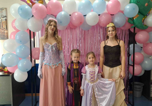 Pamiątkowe fotografie dzieci w parach w towarzystwie licealistek przebranych za księżniczki