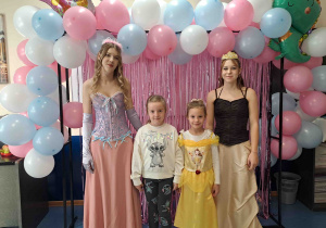 Pamiątkowe fotografie dzieci w parach w towarzystwie licealistek przebranych za księżniczki