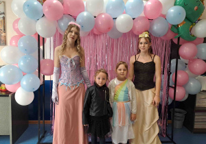 Pamiątkowe fotografie dzieci w parach w towarzystwie licealistek przebranych za księżniczki