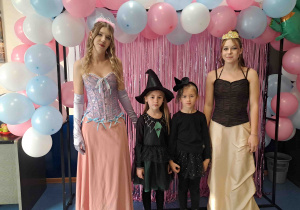 Pamiątkowe fotografie dzieci w parach w towarzystwie licealistek przebranych za księżniczki