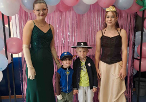 Pamiątkowe fotografie dzieci w parach w towarzystwie licealistek przebranych za księżniczki