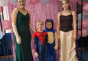 Pamiątkowe fotografie dzieci w parach w towarzystwie licealistek przebranych za księżniczki