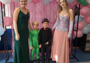 Pamiątkowe fotografie dzieci w parach w towarzystwie licealistek przebranych za księżniczki