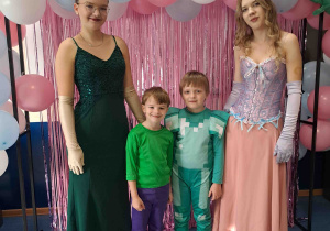 Pamiątkowe fotografie dzieci w parach w towarzystwie licealistek przebranych za księżniczki