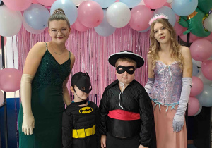 Pamiątkowe fotografie dzieci w parach w towarzystwie licealistek przebranych za księżniczki