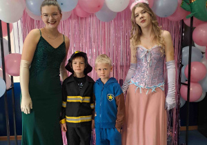 Pamiątkowe fotografie dzieci w parach w towarzystwie licealistek przebranych za księżniczki