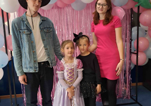 Pamiątkowa fotografia w towarzystwie licealistów