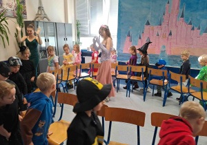 Zabawa ruchowa "Gorące krzesła"