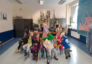 Zabawa ruchowa "Gorące krzesła"