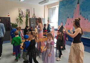 Zabawa ruchowa "Gorące krzesła"