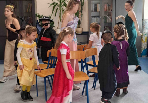 Zabawa ruchowa "Gorące krzesła"