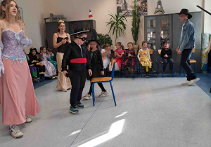 Zabawa ruchowa "Gorące krzesła"