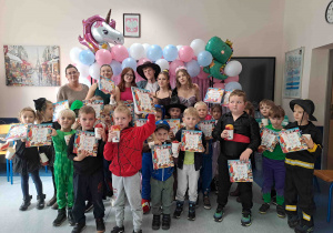 Pamiątkowa fotografia grupy wraz z licealistami