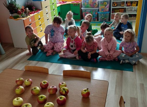 Wpadła gruszka do fartuszka a za gruszką dwa jabłuszka...