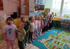 Dzieci stoją i czekają na zabawę