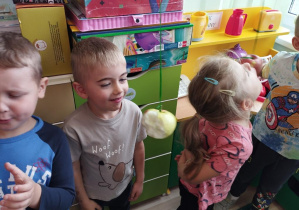 Dzieci próbują zjeść jabłko bez użycia rąk