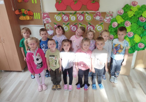 Dzieci pozują do zdjęcia na przygotowanej ściance dekoracyjnej