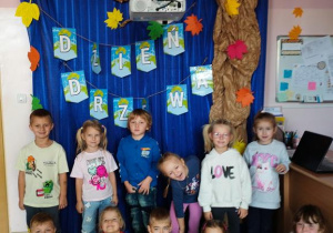 Dzieci uśmiechnięte pozują do zdjęcia